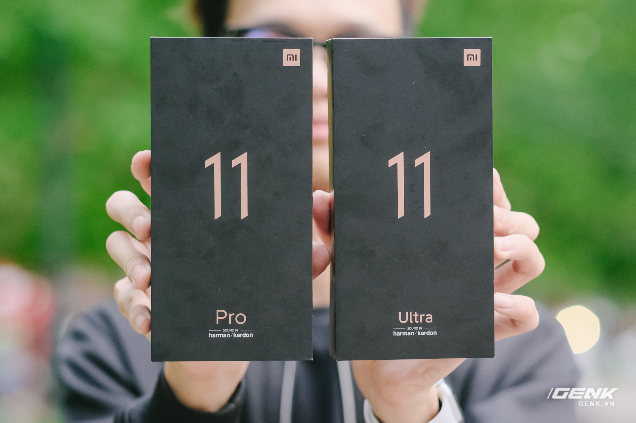 Trên tay Xiaomi Mi 11 Pro và Mi 11 Ultra: Nâng cấp chính về camera và sạc nhanh, bản Ultra có 2 màn hình cực chất, giá từ 20 triệu đồng - Ảnh 1.